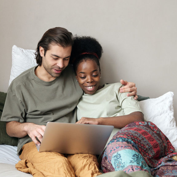 couple-with-a-laptop-in-bed-4046109